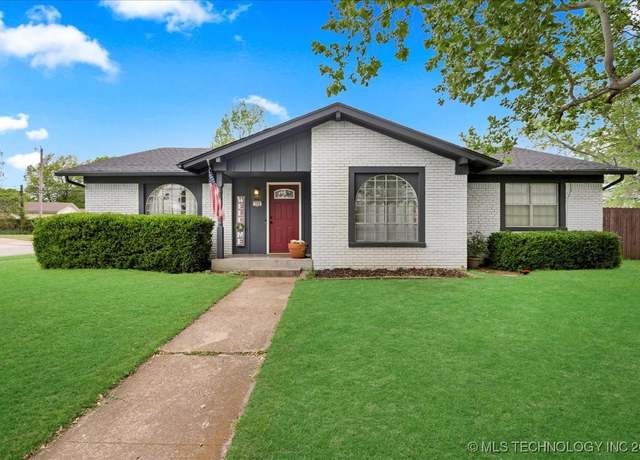 Property at 700 N Village Ave, Broken Arrow, OK 74012, 3 beds, 2 baths