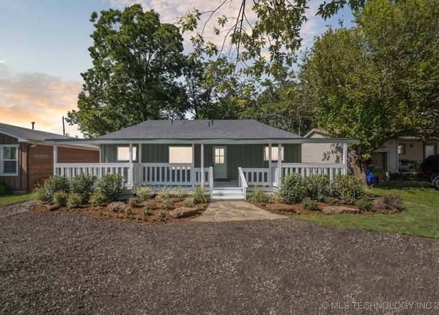 Property at 512 W Dallas St, Broken Arrow, OK 74012, 4 beds, 3 baths