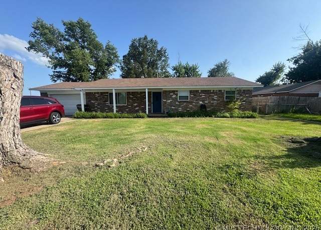Property at 403 E Fry St, Claremore, OK 74017, 3 beds, 1.5 baths