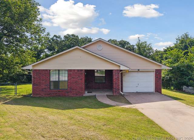Property at 909 N Ross St, Sapulpa, OK 74066, 3 beds, 2 baths