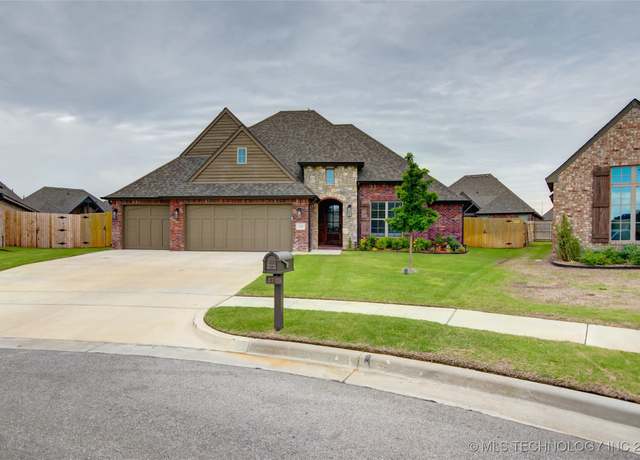 Property at 2723 E Portland Pl, Broken Arrow, OK 74014, 4 beds, 2 baths