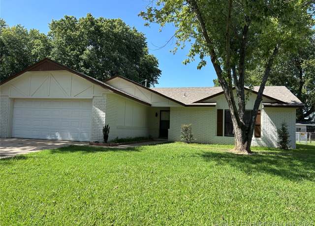 Property at 1112 W 20th St, Claremore, OK 74017, 3 beds, 2 baths