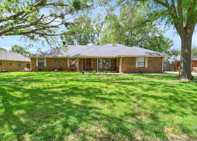 Property at 2208 Hickory Dr, Ardmore, OK 73401, 4 beds, 2.5 baths