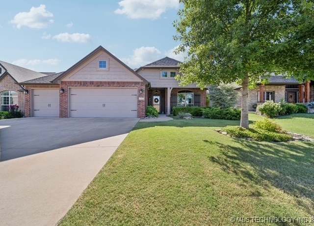 Property at 2320 S 15th St, Broken Arrow, OK 74012, 3 beds, 2.5 baths