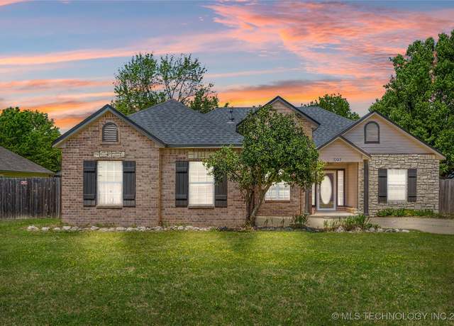Property at 1007 W Beech St, Skiatook, OK 74070, 3 beds, 2 baths