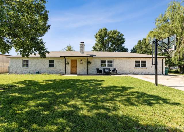 Property at 11200 E 112th St N, Owasso, OK 74055, 4 beds, 3 baths