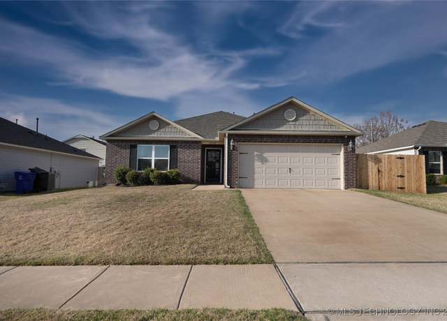 Property at 2922 E Pittsburg St, Broken Arrow, OK 74014, 3 beds, 2 baths