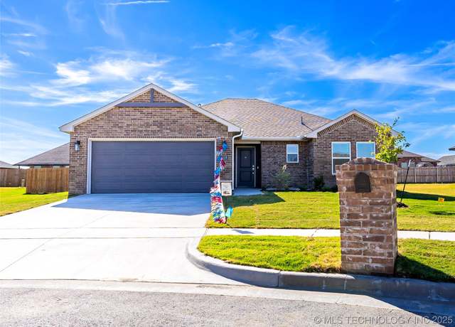 Property at 1318 E 149th Pl S, Glenpool, OK 74033, 3 beds, 2 baths