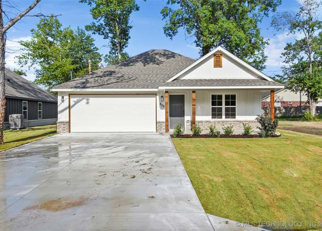 Property at 825 S Wood St, Pryor, OK 74361, 3 beds, 2 baths