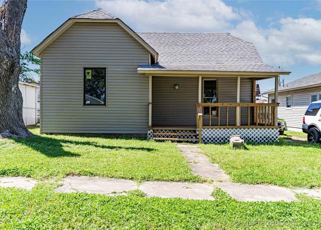 Property at 302 E 8th Ave, Bristow, OK 74010, 2 beds, 2 baths