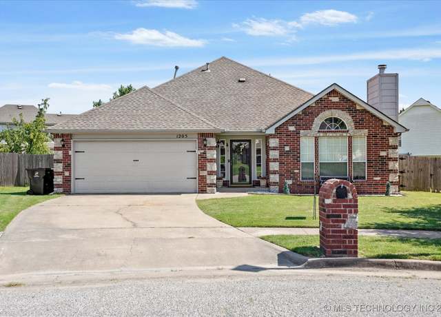 Property at 1205 W Quincy St, Broken Arrow, OK 74012, 4 beds, 2 baths