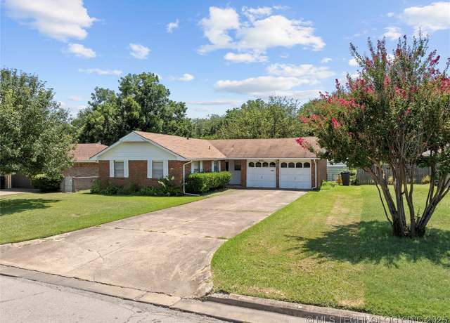 Property at 800 Cottonwood, Ardmore, OK 73401, 3 beds, 2 baths
