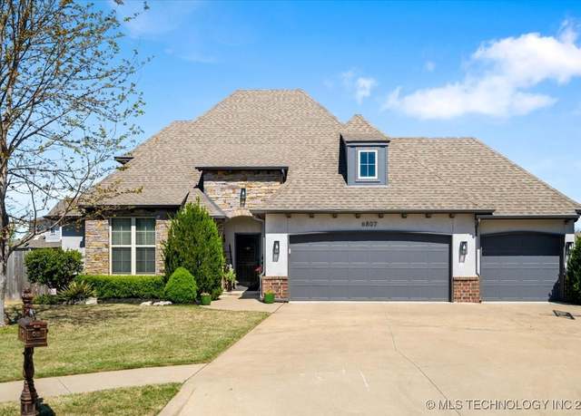 Property at 6807 E 125th St S, Bixby, OK 74008, 5 beds, 3 baths