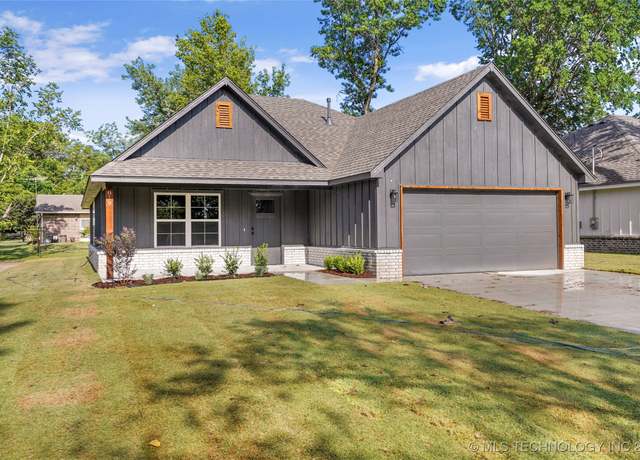 Property at 819 S Wood St, Pryor, OK 74361, 3 beds, 2 baths