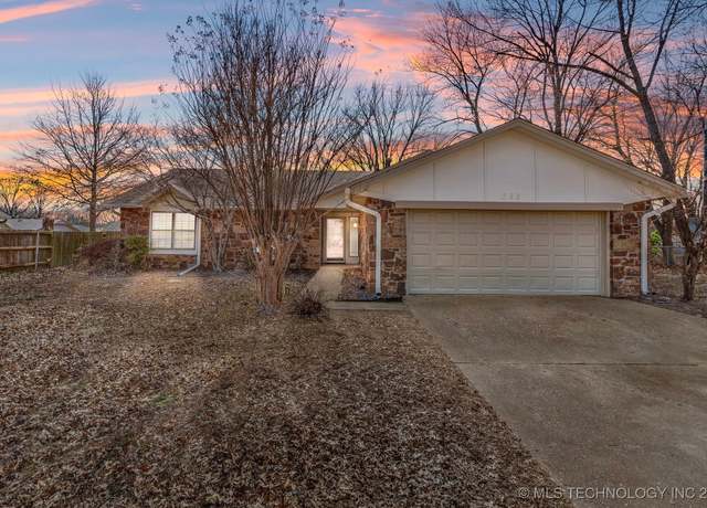 Property at 233 W Los Angeles Pl, Broken Arrow, OK 74011, 3 beds, 2 baths