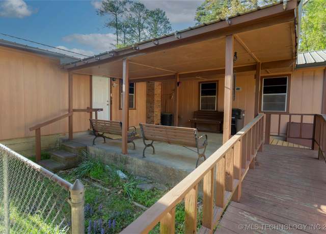 Property at 612 W Circle Dr, Broken Bow, OK 74728, 5 beds, 2 baths