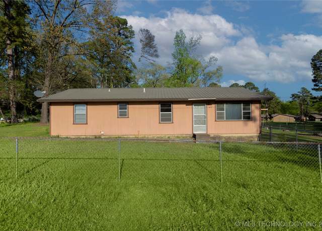 Property at 612 W Circle Dr, Broken Bow, OK 74728, 5 beds, 2 baths