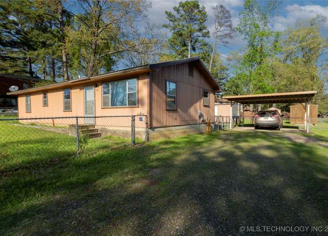 Property at 612 W Circle Dr, Broken Bow, OK 74728, 5 beds, 2 baths