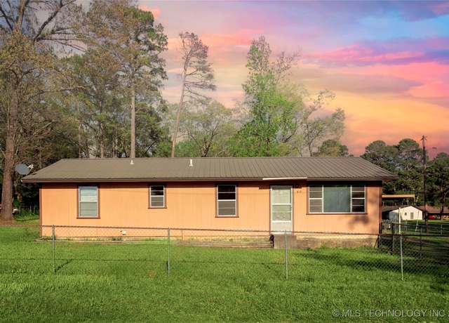 Property at 612 W Circle Dr, Broken Bow, OK 74728, 5 beds, 2 baths