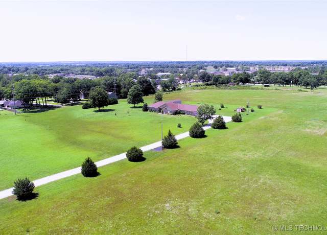 Property at 63320 E 293 Rd, Grove, OK 74344, 3 beds, 2 baths