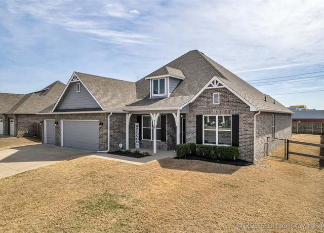 Property at 7119 E Oak Ridge St, Broken Arrow, OK 74014, 3 beds, 2.5 baths