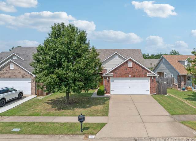 Property at 29 E Fairlane Pl, Sapulpa, OK 74066, 3 beds, 2 baths