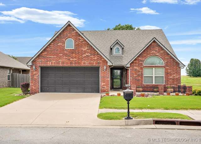 Property at 15715 S Broadway St, Glenpool, OK 74033, 3 beds, 2 baths