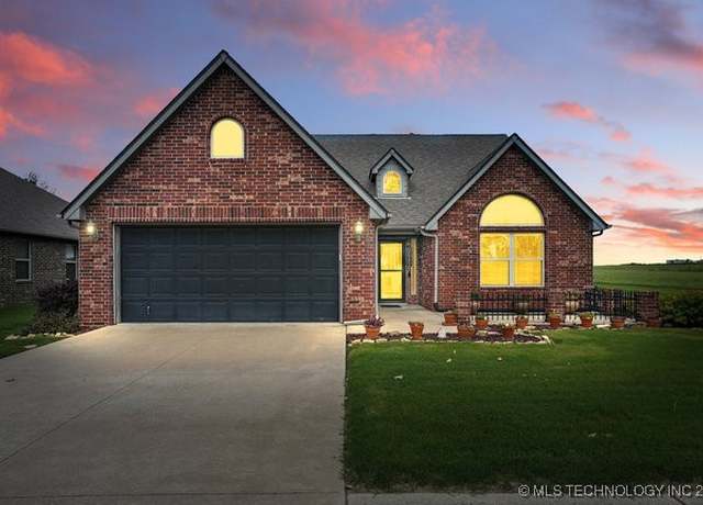 Property at 15715 S Broadway St, Glenpool, OK 74033, 3 beds, 2 baths