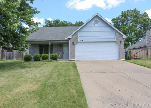 Property at 104 E Laredo Pl, Broken Arrow, OK 74012, 3 beds, 2 baths