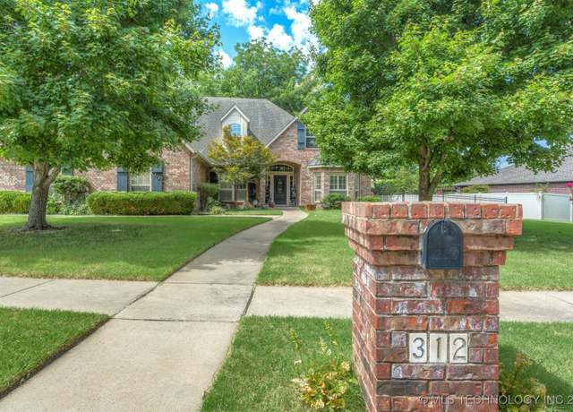 Property at 312 S 77th St, Broken Arrow, OK 74014, 4 beds, 3.5 baths