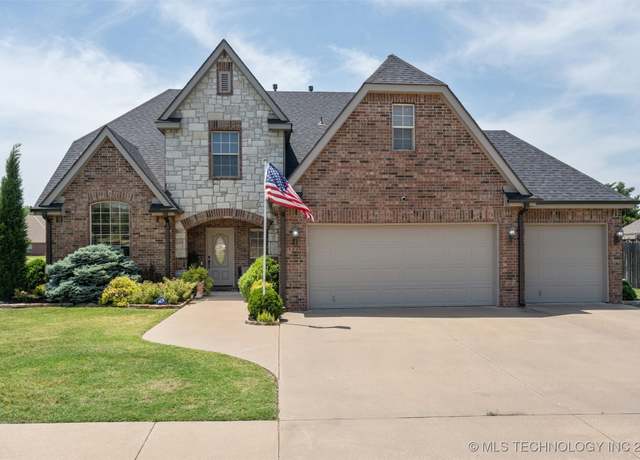 Property at 1227 Crown Dr, Bartlesville, OK 74006, 5 beds, 3.5 baths