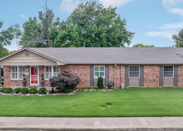 Property at 5612 S Newport Ave #5612, Tulsa, OK 74105, 2 beds, 2 baths