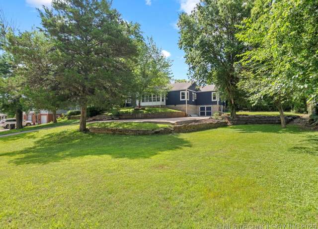 Property at 215 E 18th St, Bartlesville, OK 74003, 3 beds, 1.5 baths