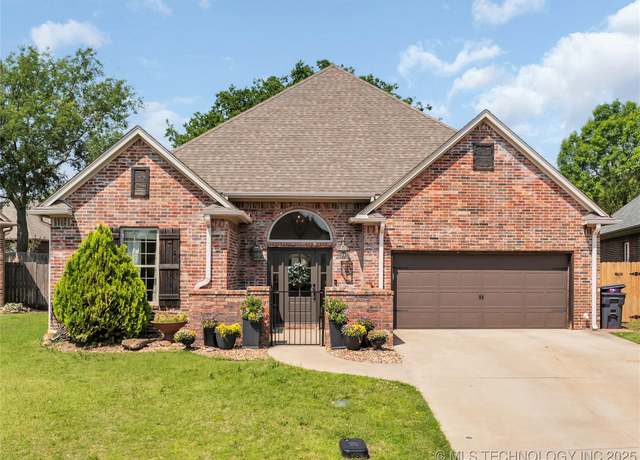 Property at 835 Sunset Ct, Ardmore, OK 73401, 3 beds, 2 baths