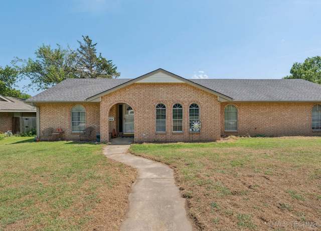 Property at 1054 Meadow Dr, Bartlesville, OK 74006, 4 beds, 2.5 baths