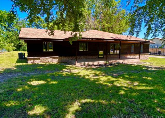 Property at 402 W Rogers St, Oilton, OK 74052, 3 beds, 2.5 baths