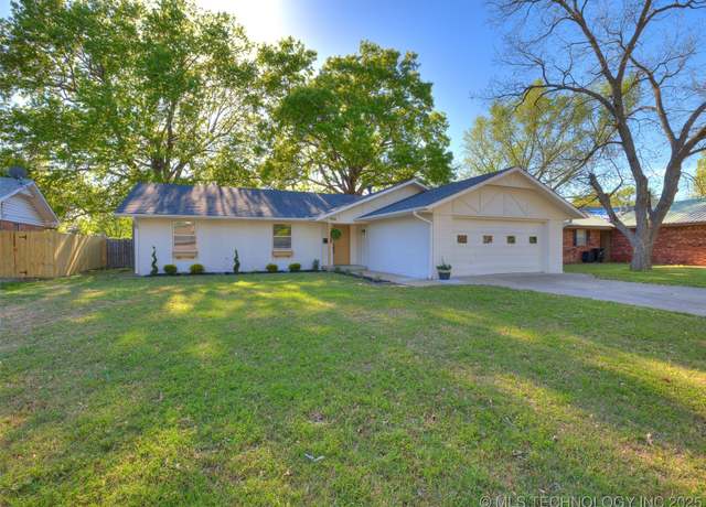 Property at 904 Colonial Dr, Pryor, OK 74361, 3 beds, 2 baths