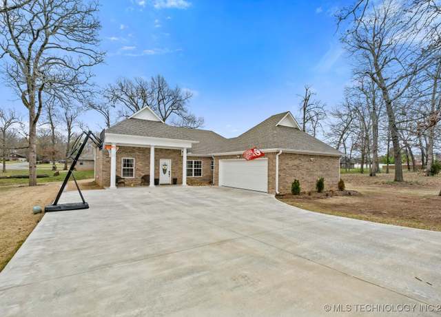 Property at 1111 Ridge Dr, Stilwell, OK 74960, 3 beds, 2 baths