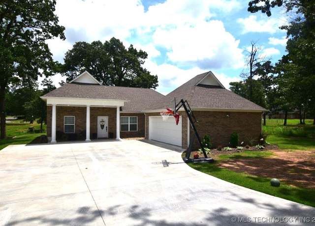 Property at 1111 Ridge Dr, Stilwell, OK 74960, 3 beds, 2 baths