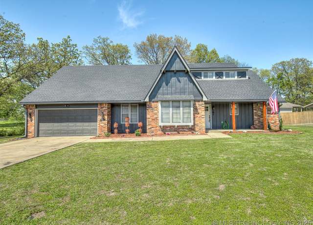 Property at 1701 Country Club Dr, Okmulgee, OK 74447, 4 beds, 2.5 baths