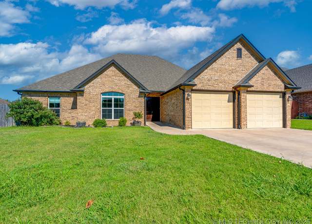 Property at 1030 Magnolia Dr, Ada, OK 74820, 4 beds, 2 baths