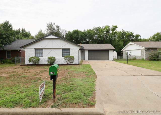 Property at 825 W 23rd St, Claremore, OK 74017, 3 beds, 2 baths
