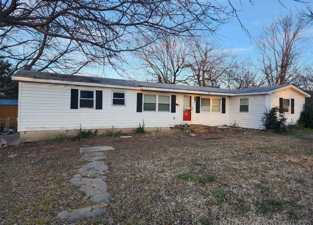 Property at 300 SE Johnson St, Canadian, OK 74425, 3 beds, 2.5 baths