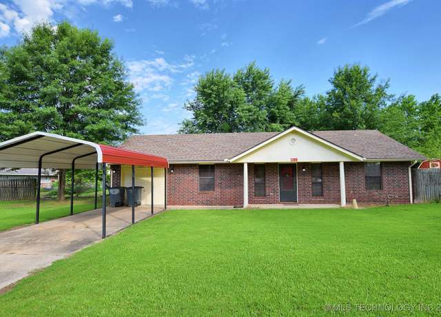 Property at 1208 SW 14th Ct, Wagoner, OK 74467, 3 beds, 2 baths