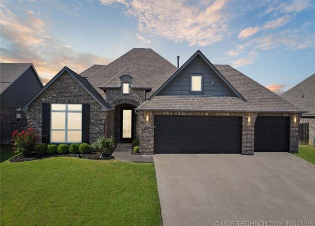 Property at 1502 E Roanoke Pl, Broken Arrow, OK 74012, 4 beds, 3 baths