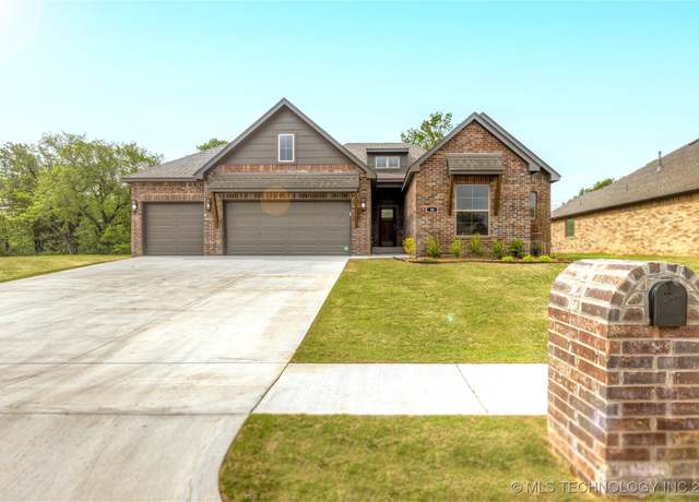 Property at 26 E 32nd St, Sand Springs, OK 74063, 4 beds, 2 baths