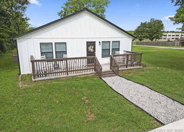 Property at 14336 S Barber St, Glenpool, OK 74033, 3 beds, 2 baths