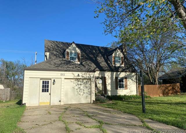 Property at 911 S 6th, Ponca City, OK 74601, 3 beds, 2.5 baths