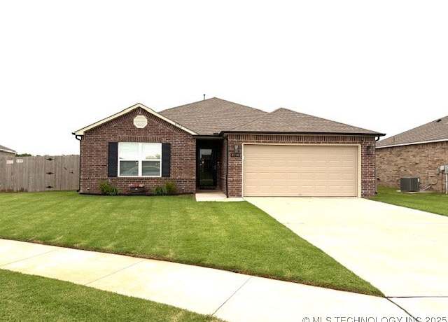 Property at 8714 E 163rd St S, Bixby, OK 74008, 3 beds, 2 baths