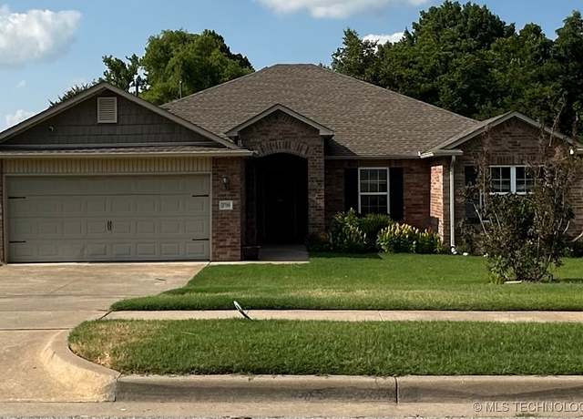 Property at 2700 W Huntsville St, Broken Arrow, OK 74011, 3 beds, 2 baths